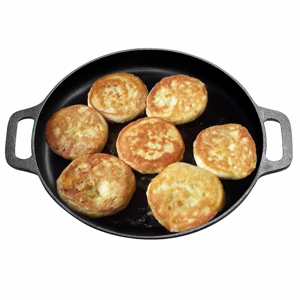 ：Pre-seasoned cast iron pizza pan in kitchen environment isolated on white background KL-KA-BBQ-011