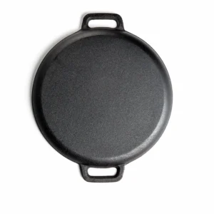 Pre-seasoned cast iron pizza pan with dual handles isolated on white background KL-KA-BBQ-011
