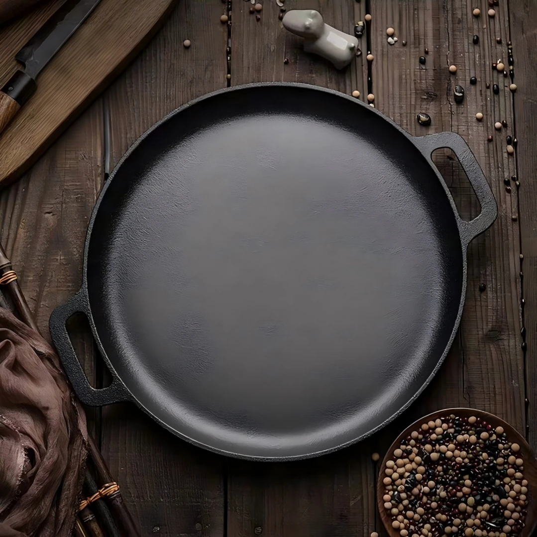 Pre-seasoned cast iron pizza pan with dual handles displayed on wooden tabletop KL-KA-BBQ-011