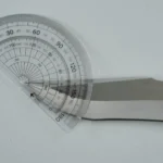 Measuring the blade edge angle of a hunting knife with a protractor close up. KL-OD-HC-001-02 图片标题：Hunting Knife Blade Edge Angle Measurement | KaiLionCrafts