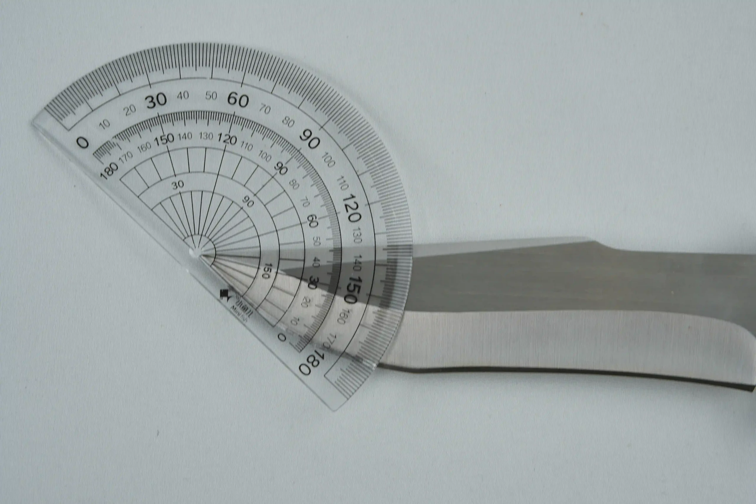 Measuring the blade edge angle of a hunting knife with a protractor close up. KL-OD-HC-001-02 图片标题：Hunting Knife Blade Edge Angle Measurement | KaiLionCrafts