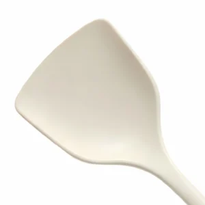 Close up view of the cream white silicone wok spatula head isolated on white background KL-KA-GAD-020
